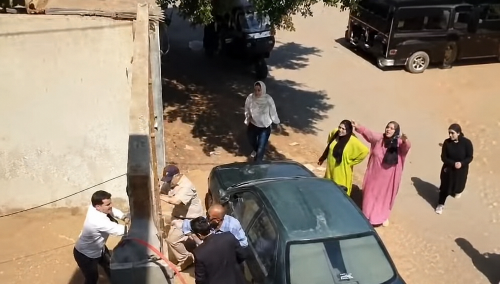 كسروا الباب علينا.. فيديو متداول يوثق لحظة التعدي على أسرة داخل منزلهم بقرية في ديرب نجم بالشرقية