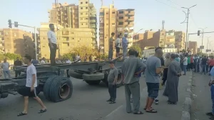 كارثة في الوراق.. مقطورة طوب تنقلب فوق سيارة “سوزوكي” وتدمرها بالكامل