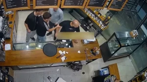 طلب كوب عصير ليمون داخل مقهى في إسطنبول ينتهي بمشهد فوضوي ويشعل مواقع التواصل الاجتماعي