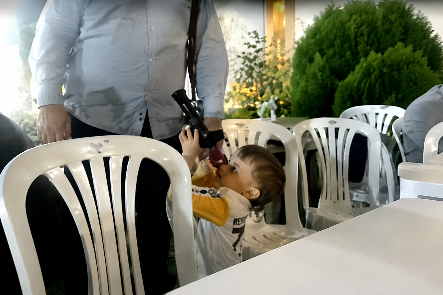 طفل يظهر في مقطع متداول وهو يقلد مشهدًا خطيرًا.. وتحذيرات للأهالي من ترك الأطفال أمام المقاطع العشوائية