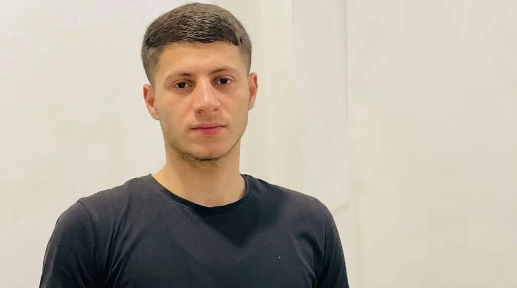 قل متاع الدنيا قليل”.. شاب مصري يضرب أروع أمثلة الأمانة ويعيد 850 ألف جنيه لأصحابها ويرفض المكافأة