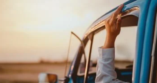 الطاقة الإيجابية عند النقر على سقف السيارة.. سر عادة يومية