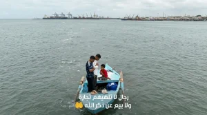صلاة الجماعة في قلب البحر مشهد ايماني يجسد السكينة والخشوع