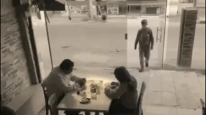 حين يتحول الاحتقار الى نجاة قصة بائع الاحزمة الذي انقذ من اهانه