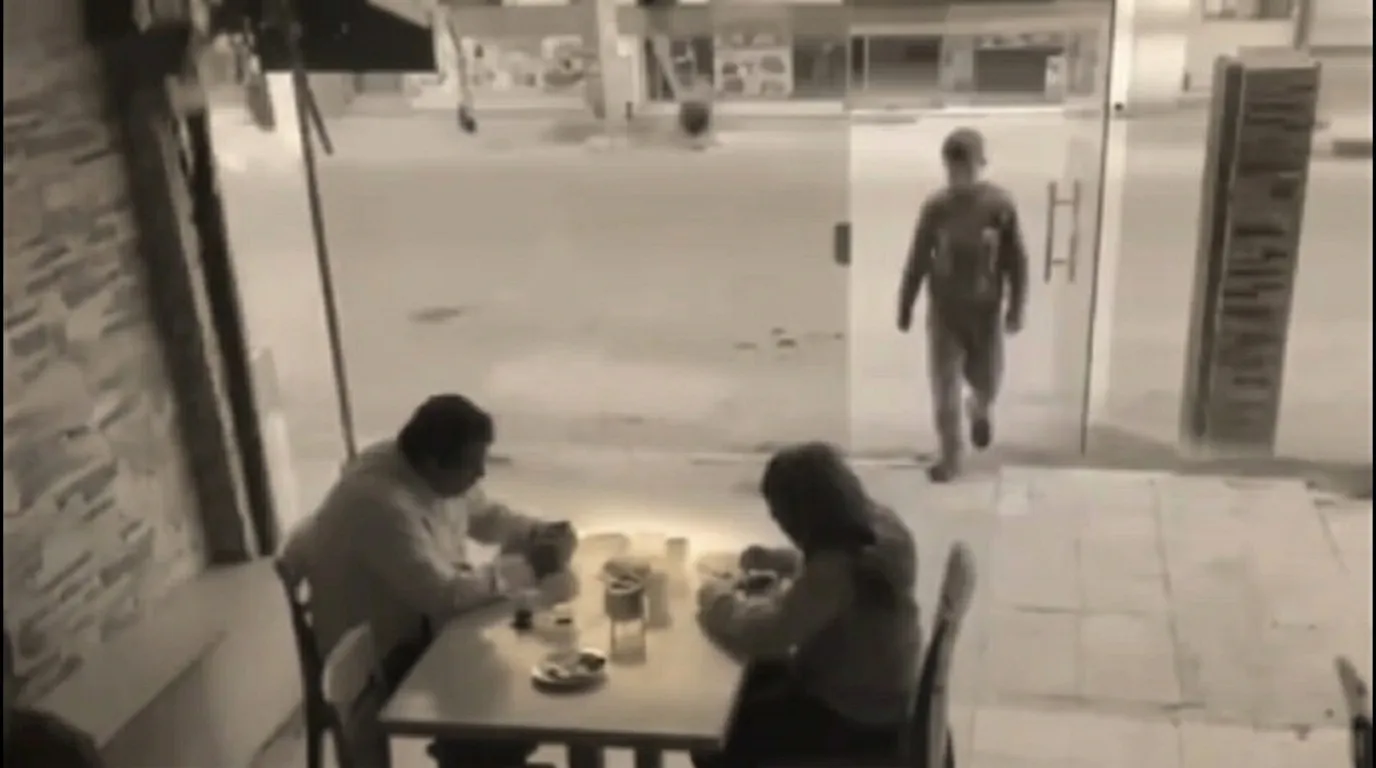 حين يتحول الاحتقار الى نجاة قصة بائع الاحزمة الذي انقذ من اهانه