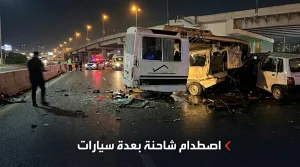 لقطات تحبس الأنفاس أعلى دائري السلام اصطدام شاحنة بعدة سيارات