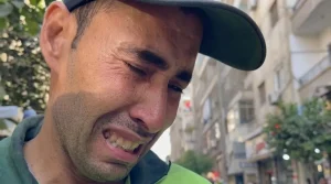 قصة عامل نظافة أبكت الملايين دموع الشكر والإمتنان
