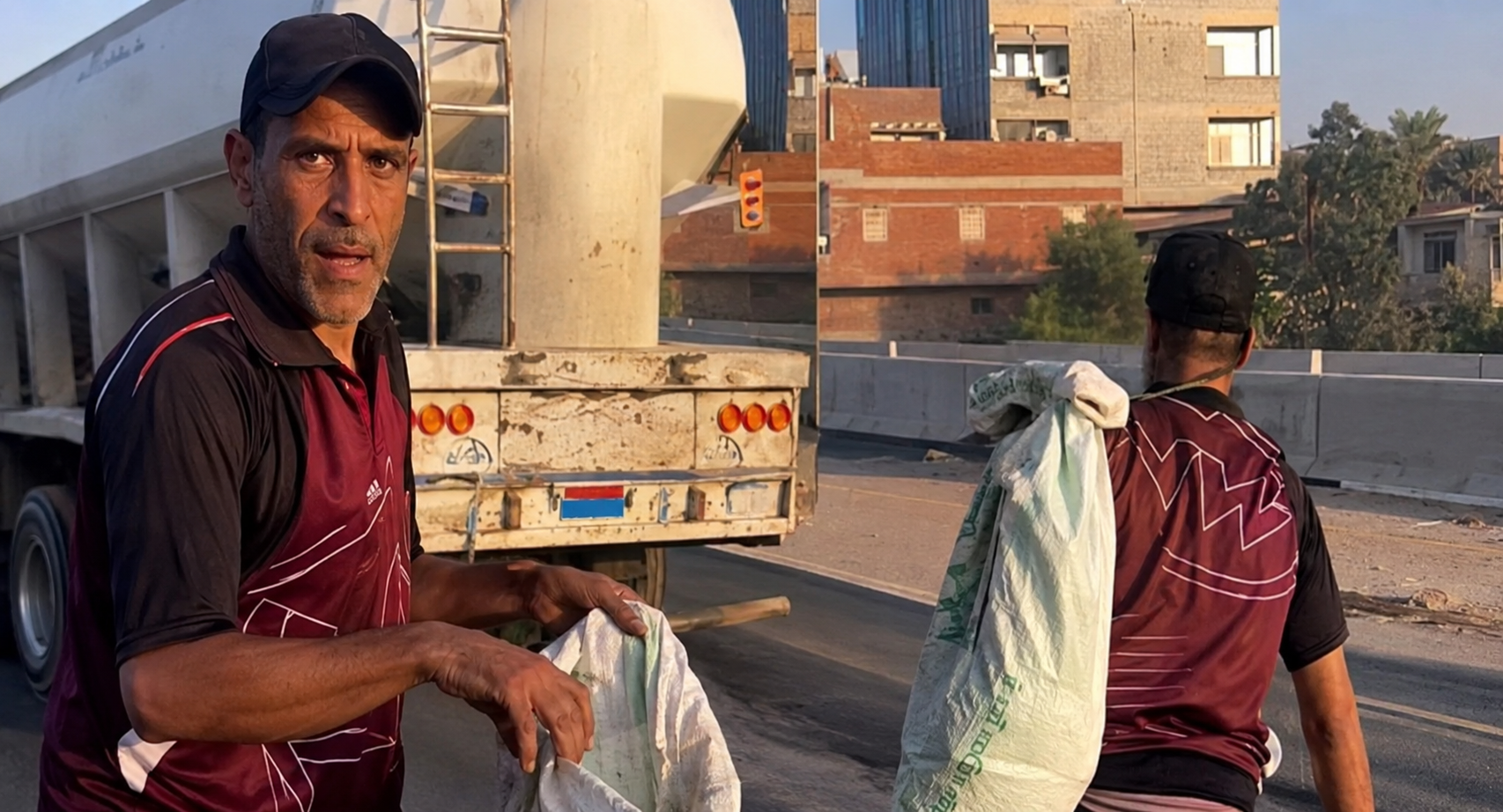 فيديو جمع الخردة يثير الجدل.. انتقادات لتصوير عامل بسيط وتعاطف واسع مع ظروفه المعيشية