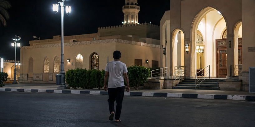مقطع متداول دخول شخص للمسجد في حالة غير طبيعية يثير الجدل.. ودعوات لاحترام حرمة دور العبادة