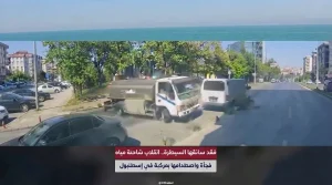 مشاهد مروعة.. انقلاب شاحنة مياه وسط ذهول المارة