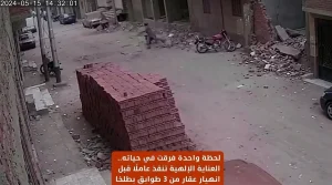 بين الموت والحياة العناية الإلهية تنقذ عاملا من كارثة انهيار عقار