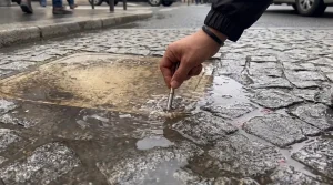 فيديو كارثي شاب يختبر تسرب الغاز بالولاعة في الشارع
