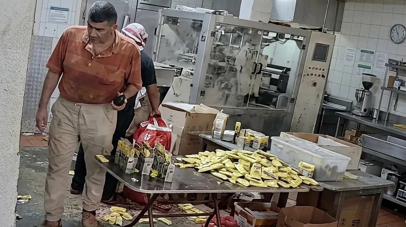 ضبط كميات من الشاي المغشوش في أسيوط بعد خلطه بالتراب