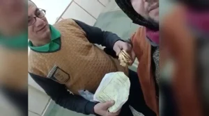 قصة وفاء جار مصري لشاب يمني تهز القلوب