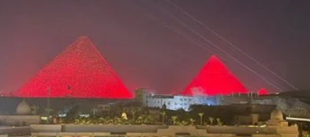تأهل منتخب مصر لكأس العالم يشعل الأهرامات بالأحمر