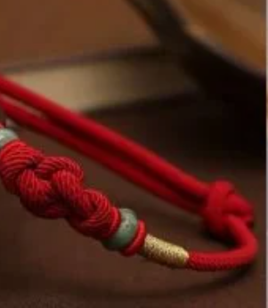 الحظاظة الحمراء.. سر الترند العالمى ومعانيه الخفية