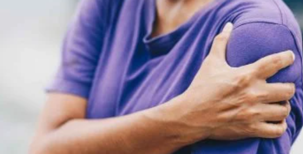 الكتف المتجمد.. الأعراض والعلاج ومتى تصبح الجراحة ضرورية؟