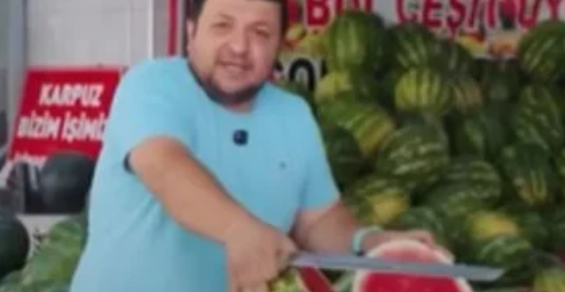 بائع تركي يعد بتوزيع البطيخ احتفالًا بصفقة محمد صلاح