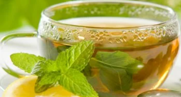 الشاي الأخضر وصحة الكبد.. فوائد وتحذيرات مهمة