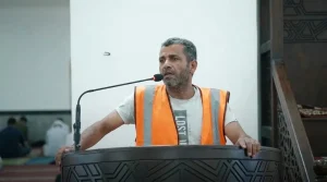 خطبة الجمعة بملابس العمال.. كيف هز الداعية اليمني وجدان الملايين بكلماته الصادقة؟