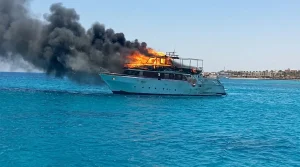 لحظات انقاذ بطولية بعد نشوب حريق مركب الغردقة في عرض البحر الاحمر