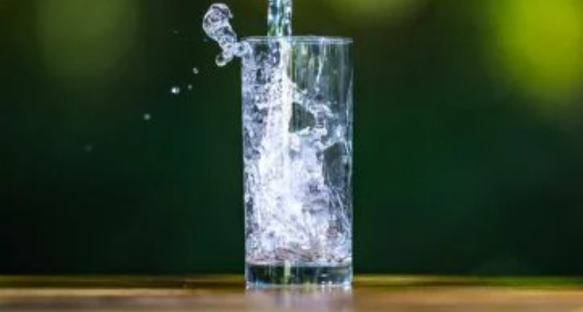كم يحتاج جسمك من الماء عند ارتفاع الحرارة؟