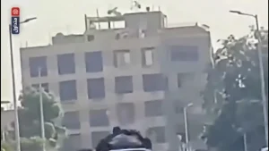 واقعة أجنبي المعادي الذي تقمص دور سبايدر مان فوق السيارات