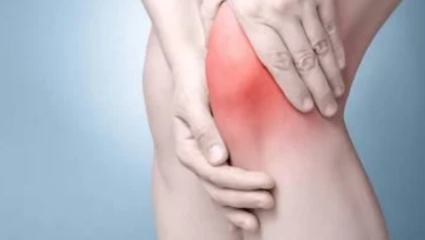 طقطقة الركبة عند النساء.. متى تحتاج إلى علاج؟