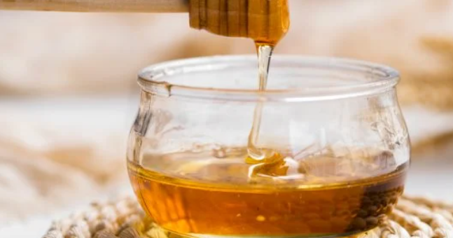 الصحة تحذر من الإفراط في تناول العسل الطبيعي وتوضح ضوابطه